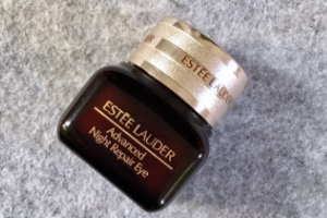 雅詩蘭黛小棕瓶眼霜適合多大年齡？所有年紀(jì)