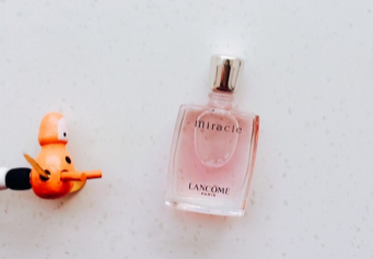 蘭蔻奇跡香水香味能持續(xù)多久？五個小時左右