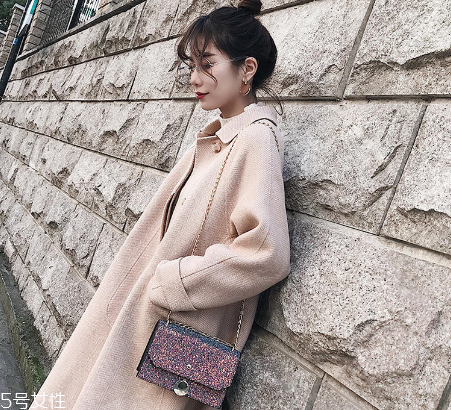 白領(lǐng)適合背什么款式包包？經(jīng)典款手袋來(lái)襲