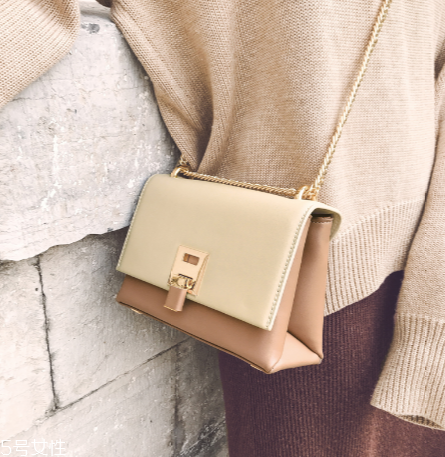 白領(lǐng)適合背什么款式包包？經(jīng)典款手袋來(lái)襲