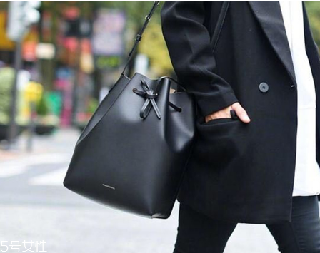 白領(lǐng)適合背什么款式包包？經(jīng)典款手袋來(lái)襲
