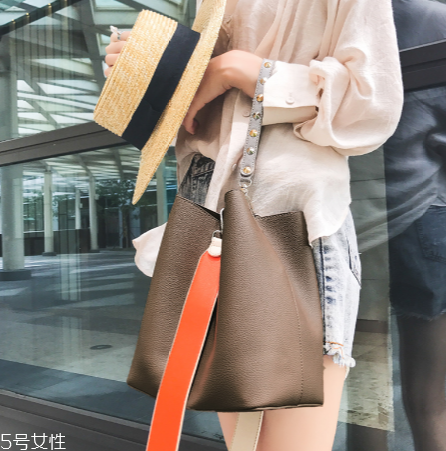 白領(lǐng)適合背什么款式包包？經(jīng)典款手袋來(lái)襲