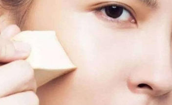 粉底液怎么涂不浮粉？指腹按壓避免脫妝