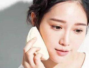 粉底液怎么涂不浮粉？指腹按壓避免脫妝