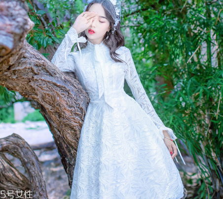 春天穿什么款式連衣裙好看？讓你早春美翻天