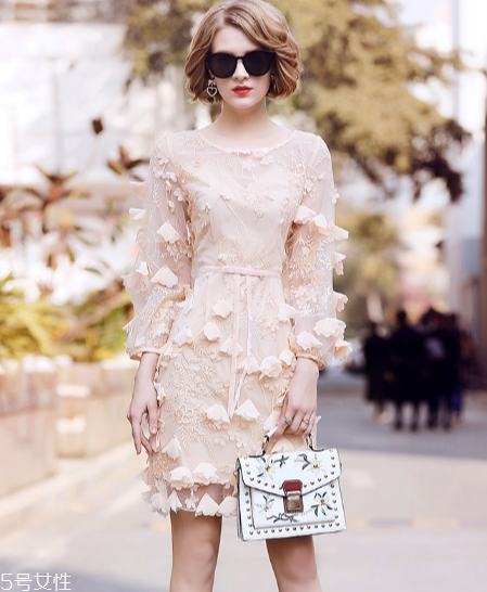 春天穿什么款式連衣裙好看？讓你早春美翻天