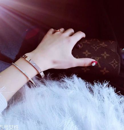 卡地亞手鐲可以戴著洗澡嗎？最好不要經(jīng)常碰水