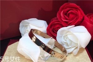 卡地亞手鐲可以戴著洗澡嗎？最好不要經(jīng)常碰水