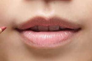 口紅怎么涂不會掉？唇妝固色三步走