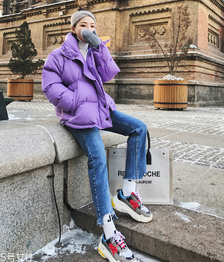 牛仔褲可以配皮鞋嗎？搭出時(shí)尚街拍范兒