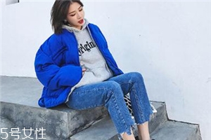 牛仔褲可以配皮鞋嗎？搭出時(shí)尚街拍范兒