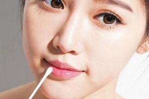 口紅雨衣用完會油么？紙巾抿一下不會油