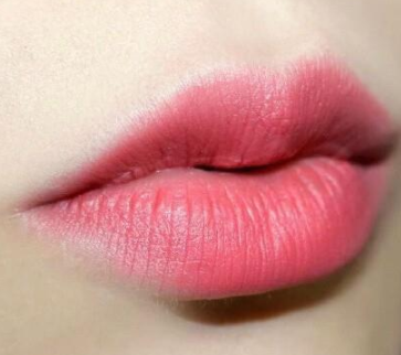 口紅雨衣能和唇蜜一起用嗎？一起用會殘妝