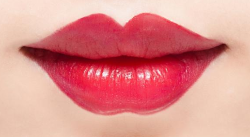 口紅雨衣能和唇蜜一起用嗎？一起用會殘妝