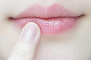 口紅雨衣敏感肌能用嗎？含香料會(huì)過敏