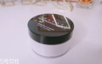 蜜粉能用在嘴唇上嗎？打造啞光唇妝