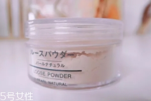 蜜粉能用在嘴唇上嗎？打造啞光唇妝