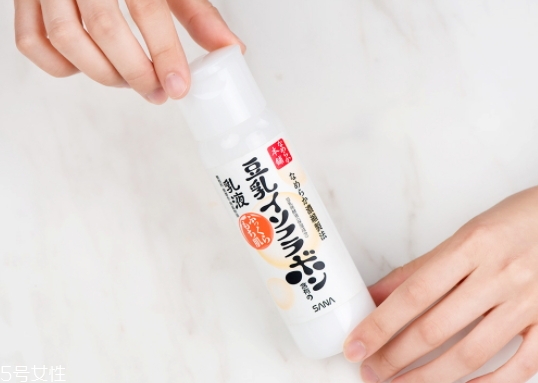 乳液可以抹頭發(fā)嗎？乳液可以防止頭發(fā)分叉