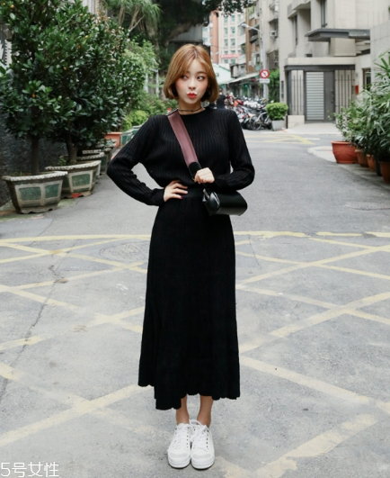 黑色針織裙配什么鞋子？各種風格隨意切換