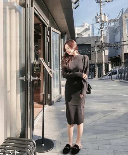 黑色針織裙配什么鞋子？各種風格隨意切換