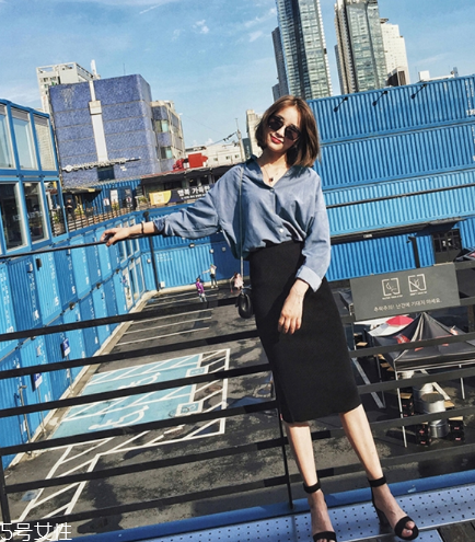 黑色針織裙配什么鞋子？各種風格隨意切換