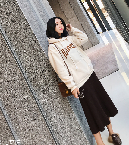 黑色針織裙配什么鞋子？各種風格隨意切換