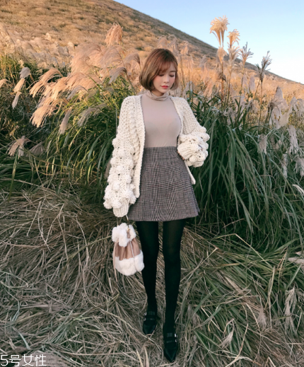 白色針織衫怎么搭配？今年開(kāi)春這樣穿