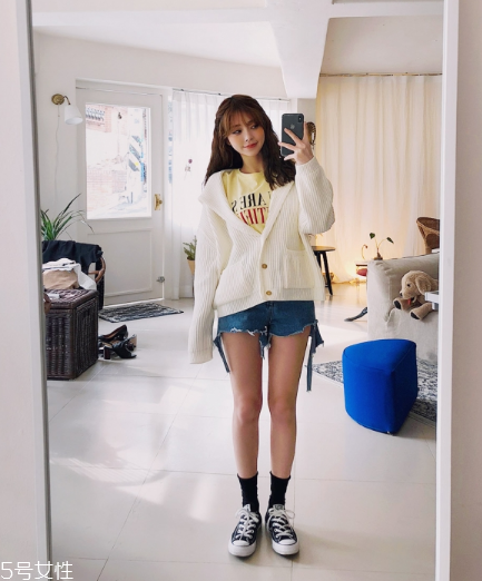 白色針織衫怎么搭配？今年開春這樣穿