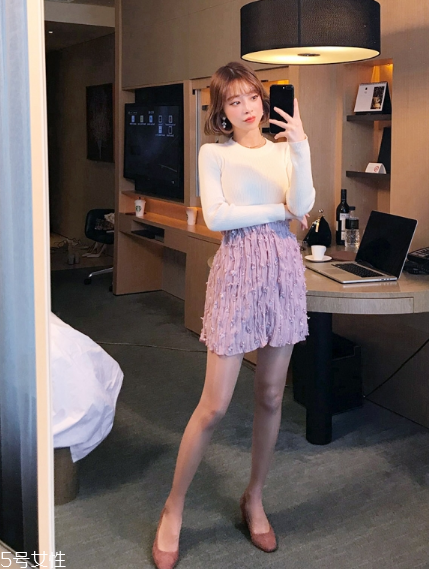 白色針織衫怎么搭配？今年開(kāi)春這樣穿