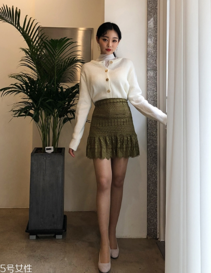 白色針織衫怎么搭配？今年開春這樣穿