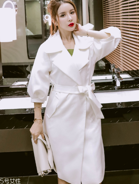 2022年流行風(fēng)衣有哪些款式？這幾款都是必備款