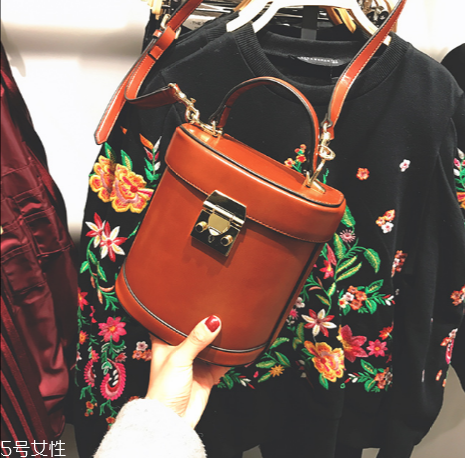 迷你包包什么款式好看？時髦精都在拎它