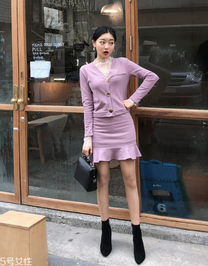 紫色針織衫怎么搭配？開春穿出浪漫甜美氣息