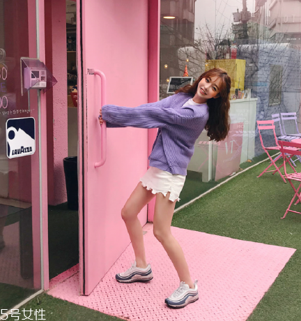 紫色針織衫怎么搭配？開春穿出浪漫甜美氣息