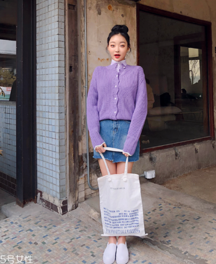紫色針織衫怎么搭配？開春穿出浪漫甜美氣息