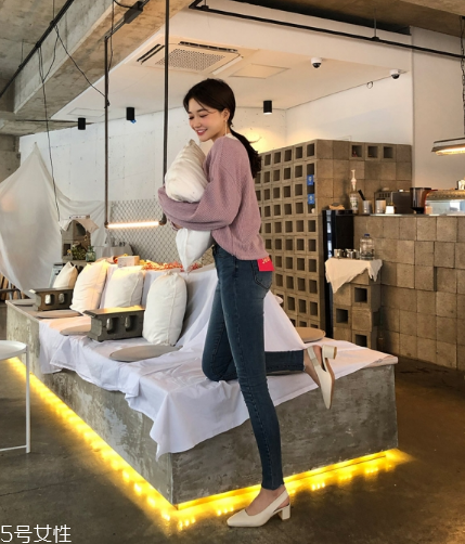 紫色針織衫怎么搭配？開春穿出浪漫甜美氣息