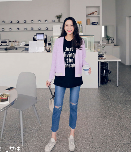 紫色針織衫怎么搭配？開春穿出浪漫甜美氣息