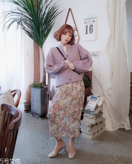 紫色針織衫怎么搭配？開春穿出浪漫甜美氣息