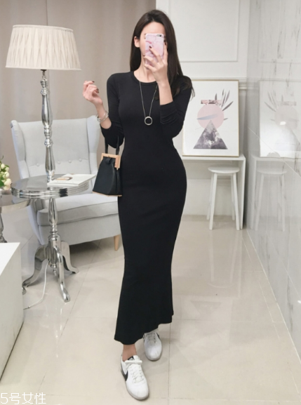 黑色針織連衣裙配什么鞋子？微胖女生也能駕馭