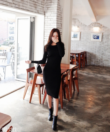 黑色針織連衣裙配什么鞋子？微胖女生也能駕馭