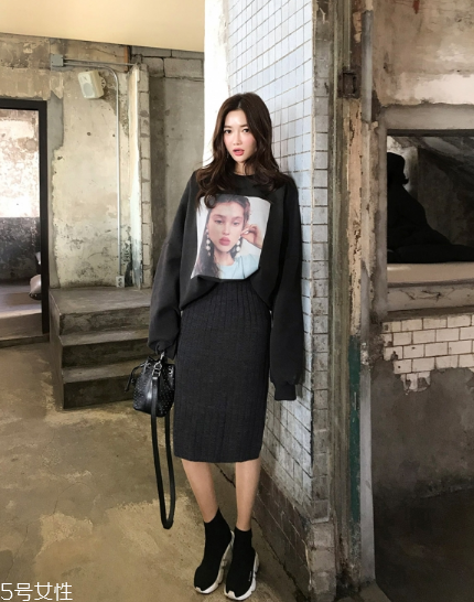 黑色針織裙配什么上衣好看？小女人溫柔氣質(zhì)盡顯