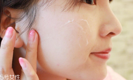 睡眠面膜過(guò)夜好不好？對(duì)于油皮是災(zāi)難