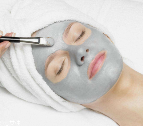 敷完面膜不洗臉會怎么樣？粉刺悶痘毛孔堵塞