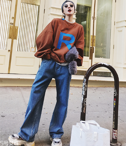 牛仔褲有油漬怎么清洗？巧用面粉來(lái)化解