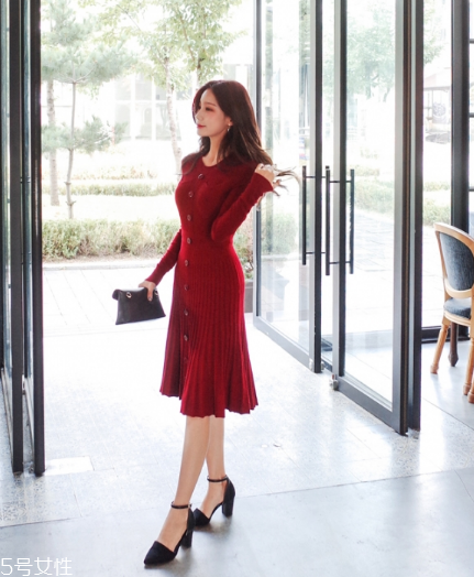 紅色針織連衣裙怎么搭配？氣質(zhì)女神就是你