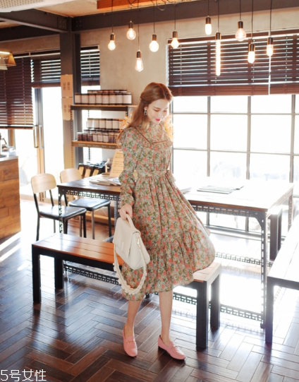 碎花連衣裙搭配什么鞋子？玩轉(zhuǎn)復(fù)古甜美