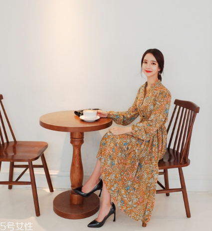 碎花連衣裙搭配什么鞋子？玩轉(zhuǎn)復(fù)古甜美