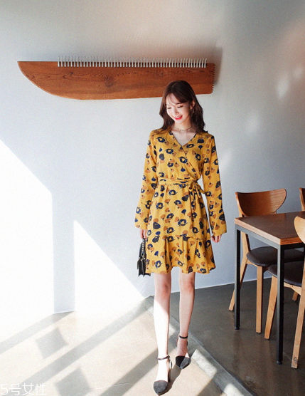 碎花連衣裙搭配什么鞋子？玩轉(zhuǎn)復(fù)古甜美