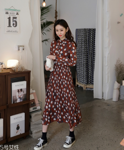 碎花連衣裙搭配什么鞋子？玩轉(zhuǎn)復(fù)古甜美