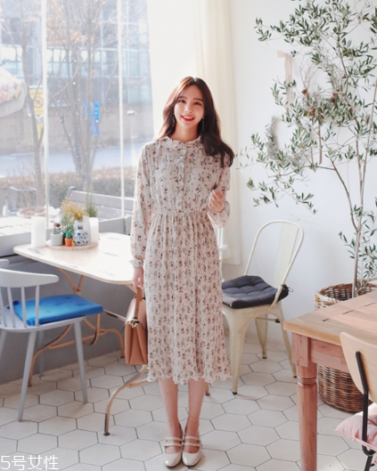 碎花連衣裙搭配什么鞋子？玩轉(zhuǎn)復(fù)古甜美